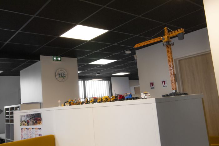 locaux ite avec grue miniature