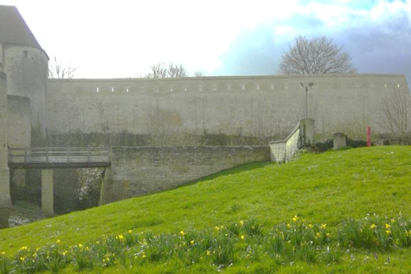 Consolidation et restauration des remparts SUD et EST et des passerelles Porte des Champs